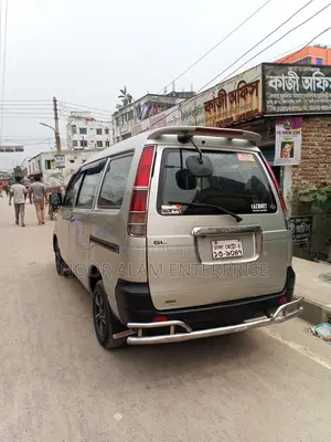 Toyota Noah 2005