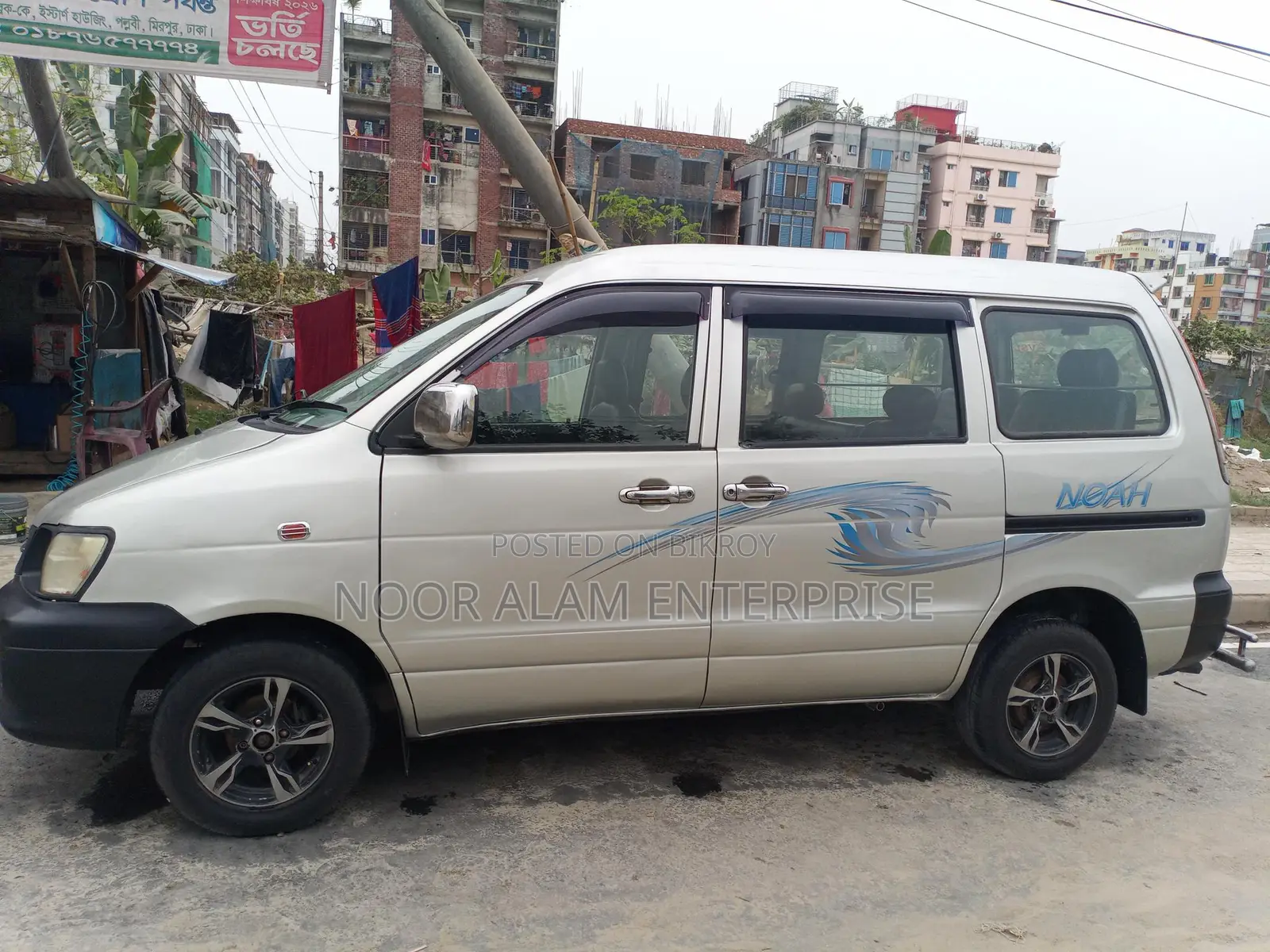 Toyota Noah 2005
