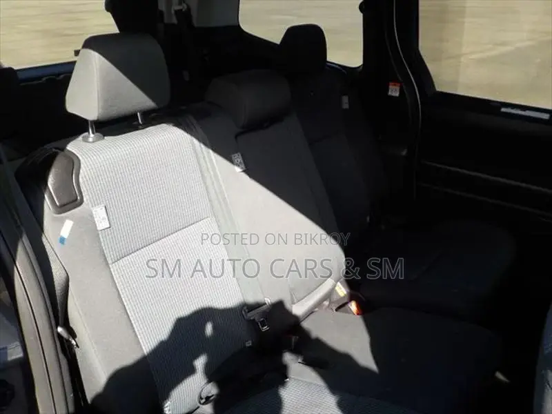 Toyota Noah Non Hybrid X Grey 2023