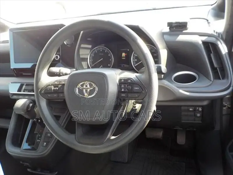 Toyota Noah Non Hybrid X Grey 2023