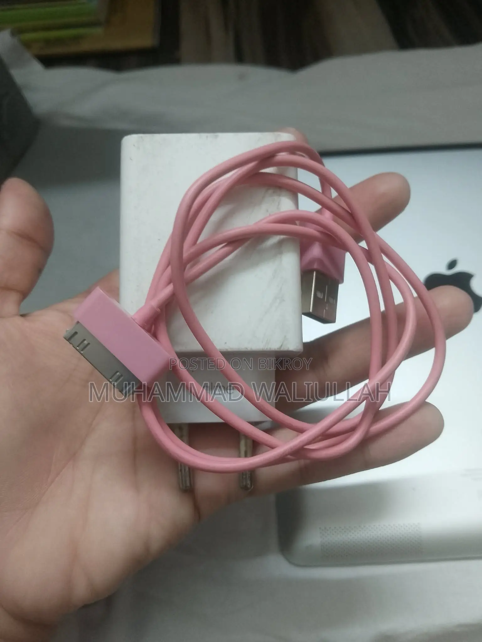 Apple Ipad 2 (16gb) – Smooth condition, comes with free charger and cover