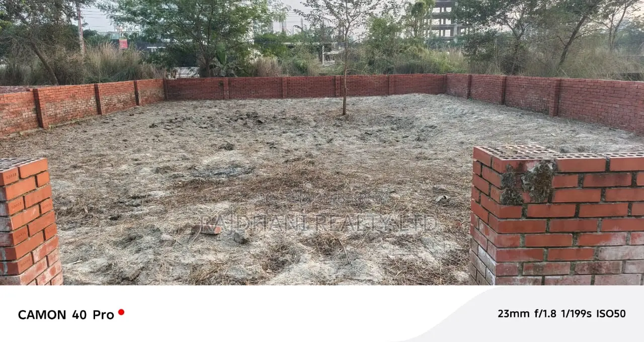 4 কাঠার প্লট বিক্রয় P ব্লক বসুন্ধরা আবাসিক ।