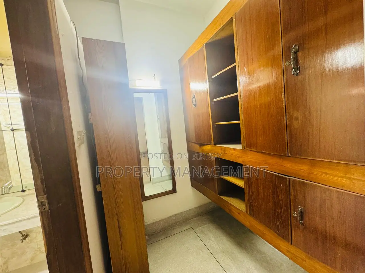 Office for rent 2500 sft nice apartment and good location