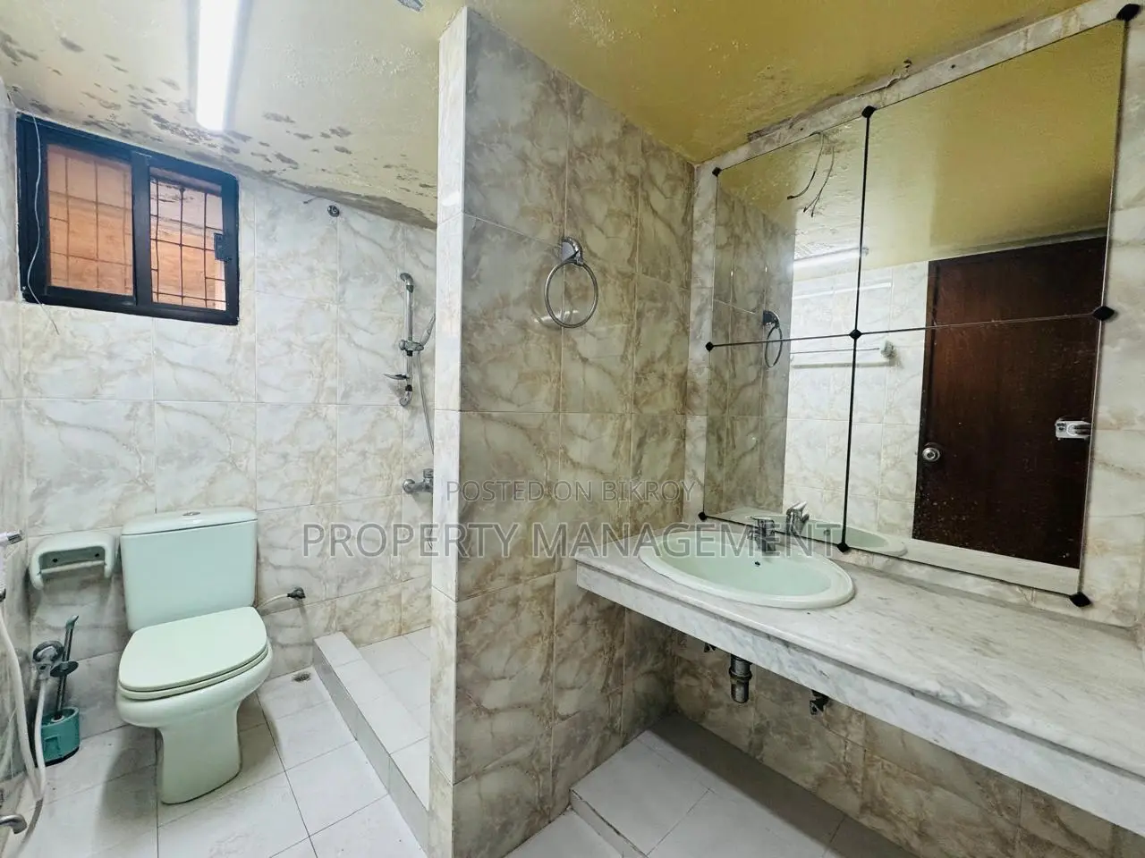 Office for rent 2500 sft nice apartment and good location