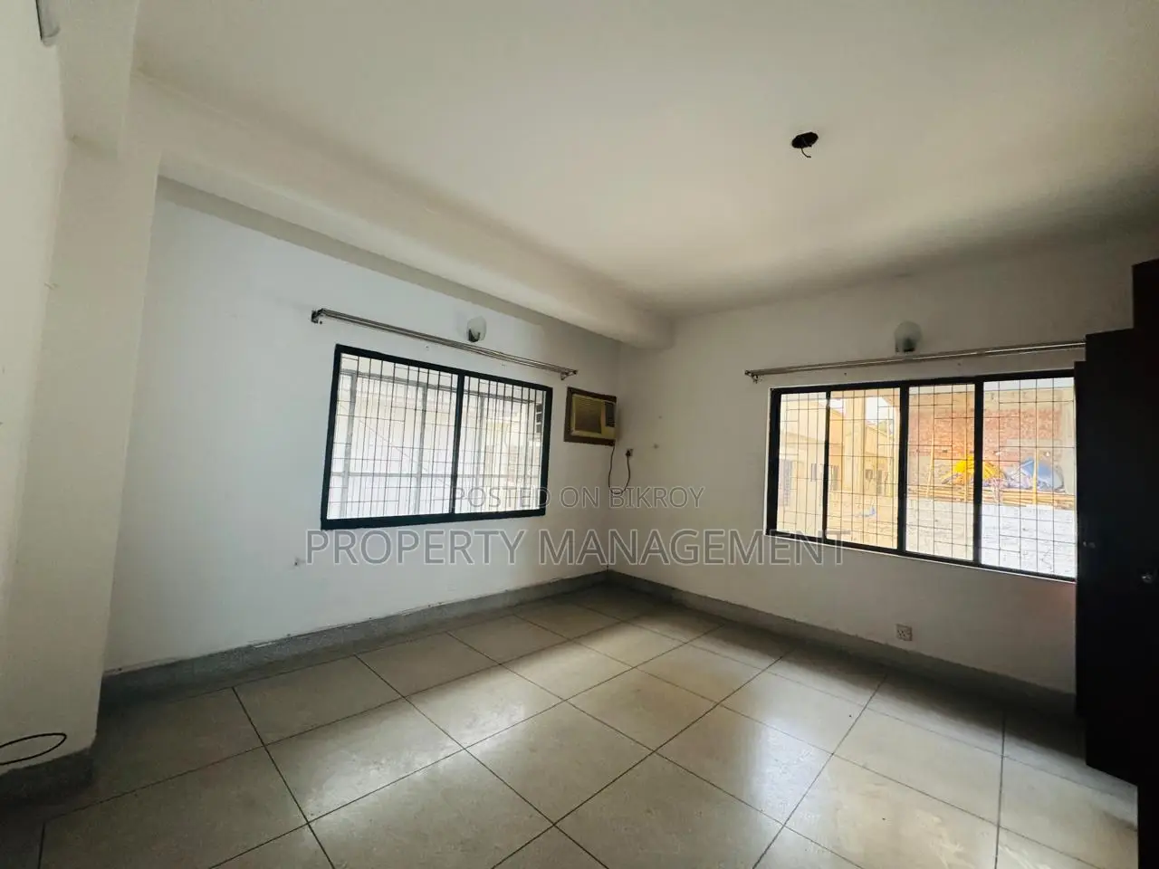 Office for rent 2500 sft nice apartment and good location