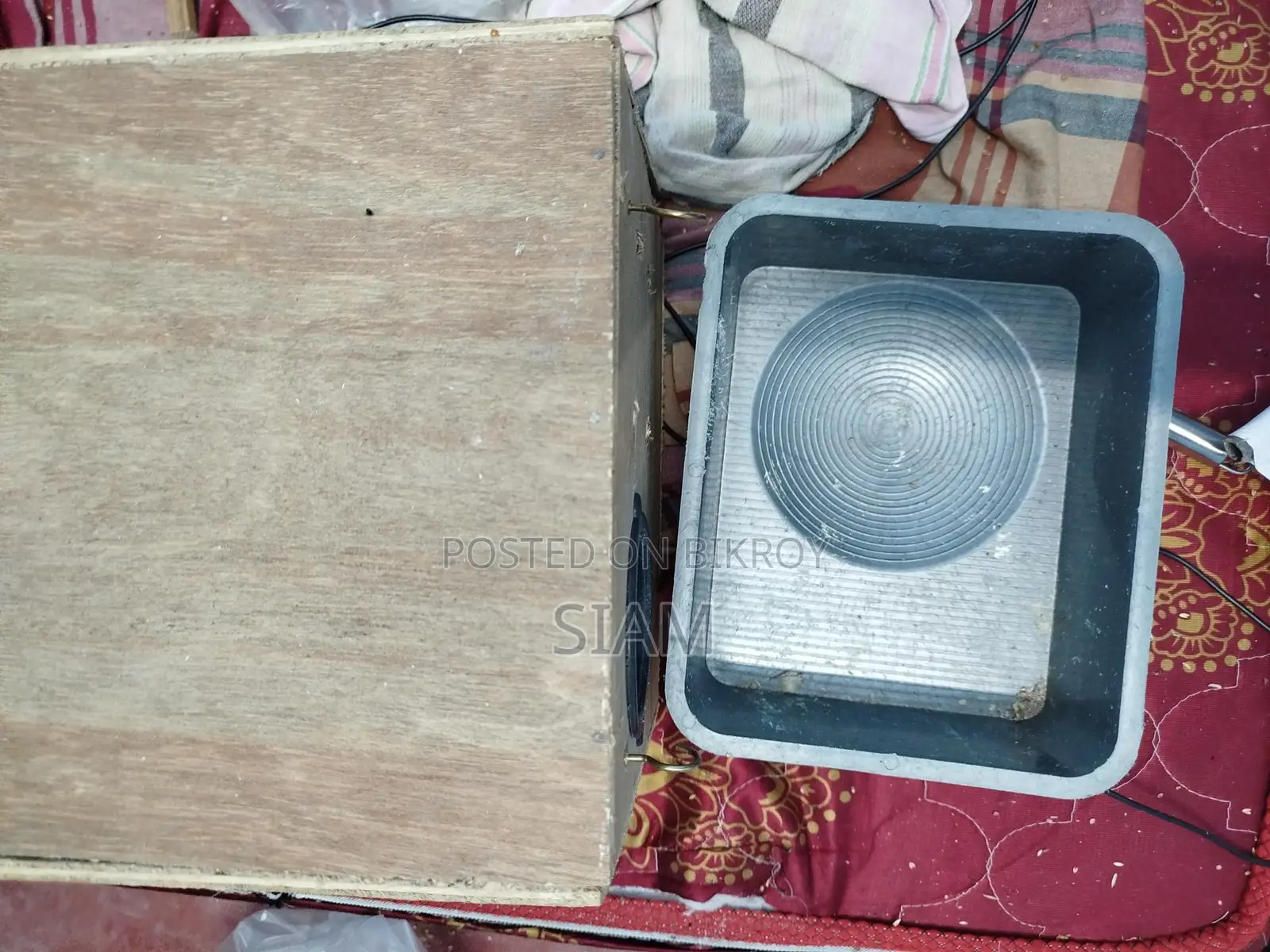 2 pairs of Bengali finches and some breeding boxes