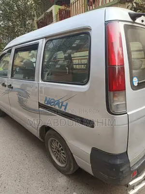 Toyota Noah 2006