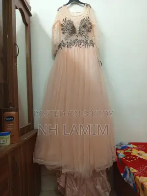 বিদেশি নতুন গাউন