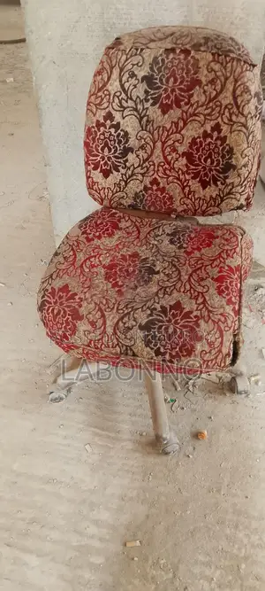 একটি রোলিং অফিস চেয়ার বিক্রি হবে