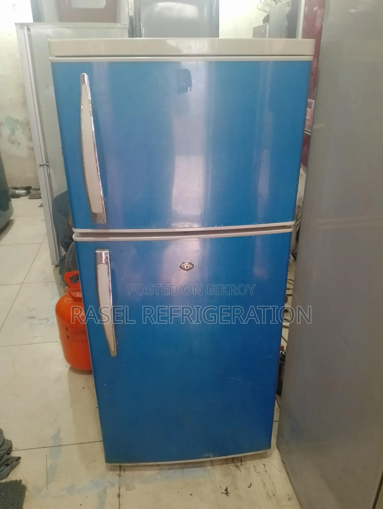 9 Cubic Feet Refrigerator for sale, everything is original.