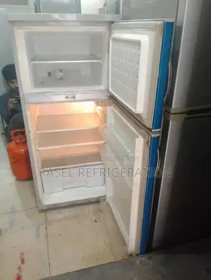 9 Cubic Feet Refrigerator for sale, everything is original.
