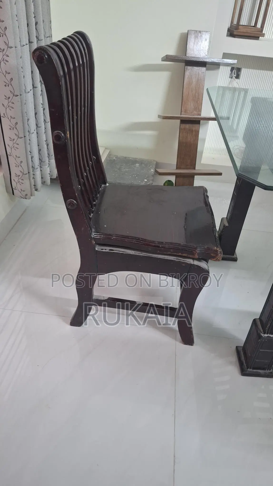 ডাইনিং টেবিল এবং চেয়ার