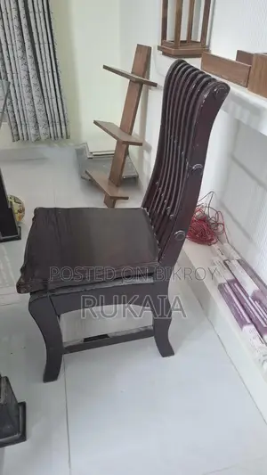 ডাইনিং টেবিল এবং চেয়ার