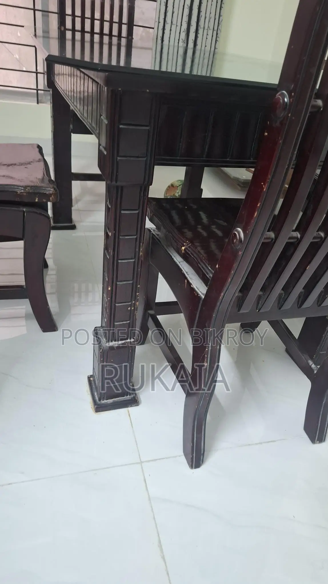 ডাইনিং টেবিল এবং চেয়ার