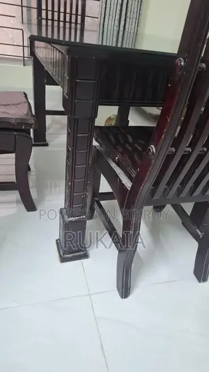 ডাইনিং টেবিল এবং চেয়ার
