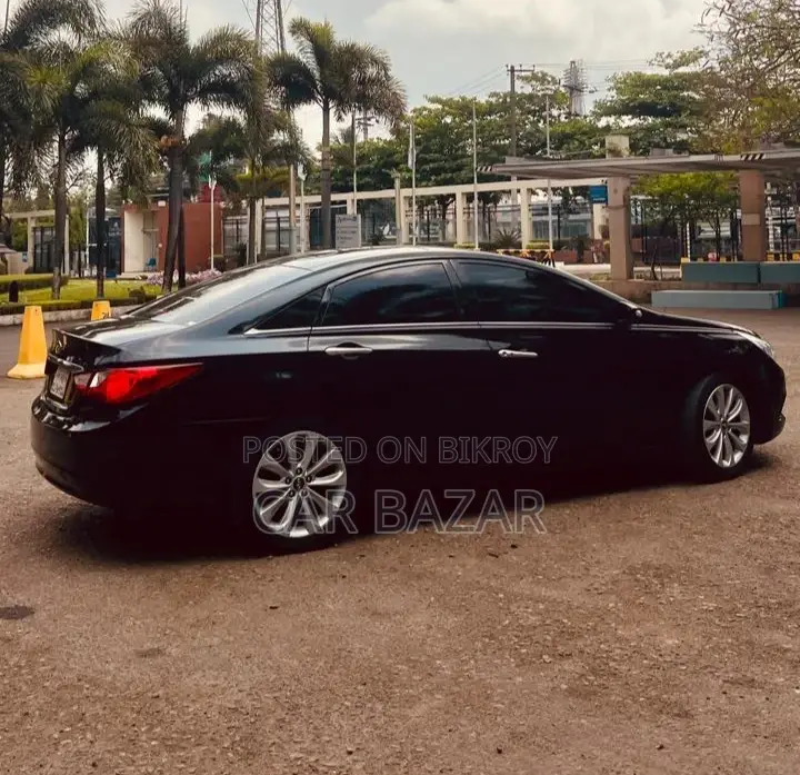 Hyundai Sonata Luxury Sedan Sunroof 2011