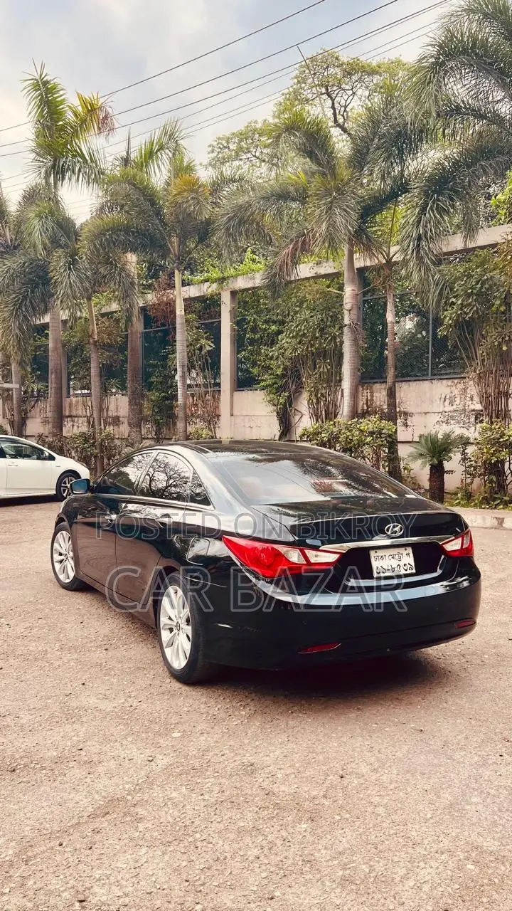 Hyundai Sonata Luxury Sedan Sunroof 2011