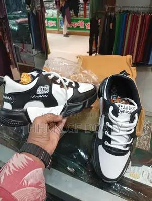 স্নিকার্স বিক্রয় হবে