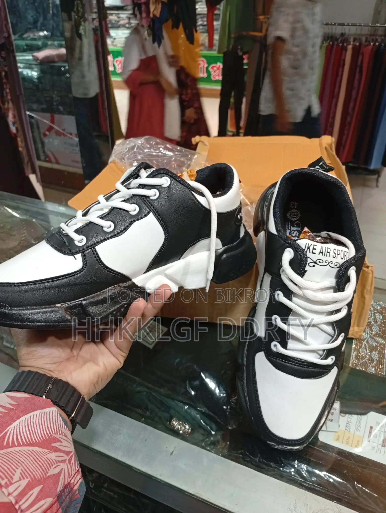 স্নিকার্স বিক্রয় হবে