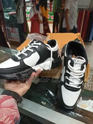 স্নিকার্স বিক্রয় হবে