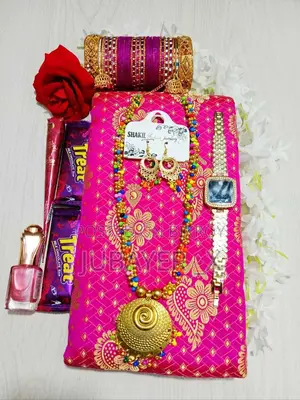 Attractive Saree Gift Combo Set