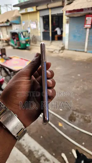 Samsung Galaxy S21 . (Used)