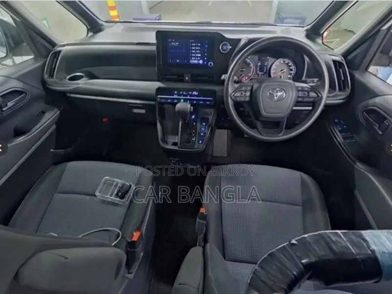 Toyota Noah X NON HYBRID 2022