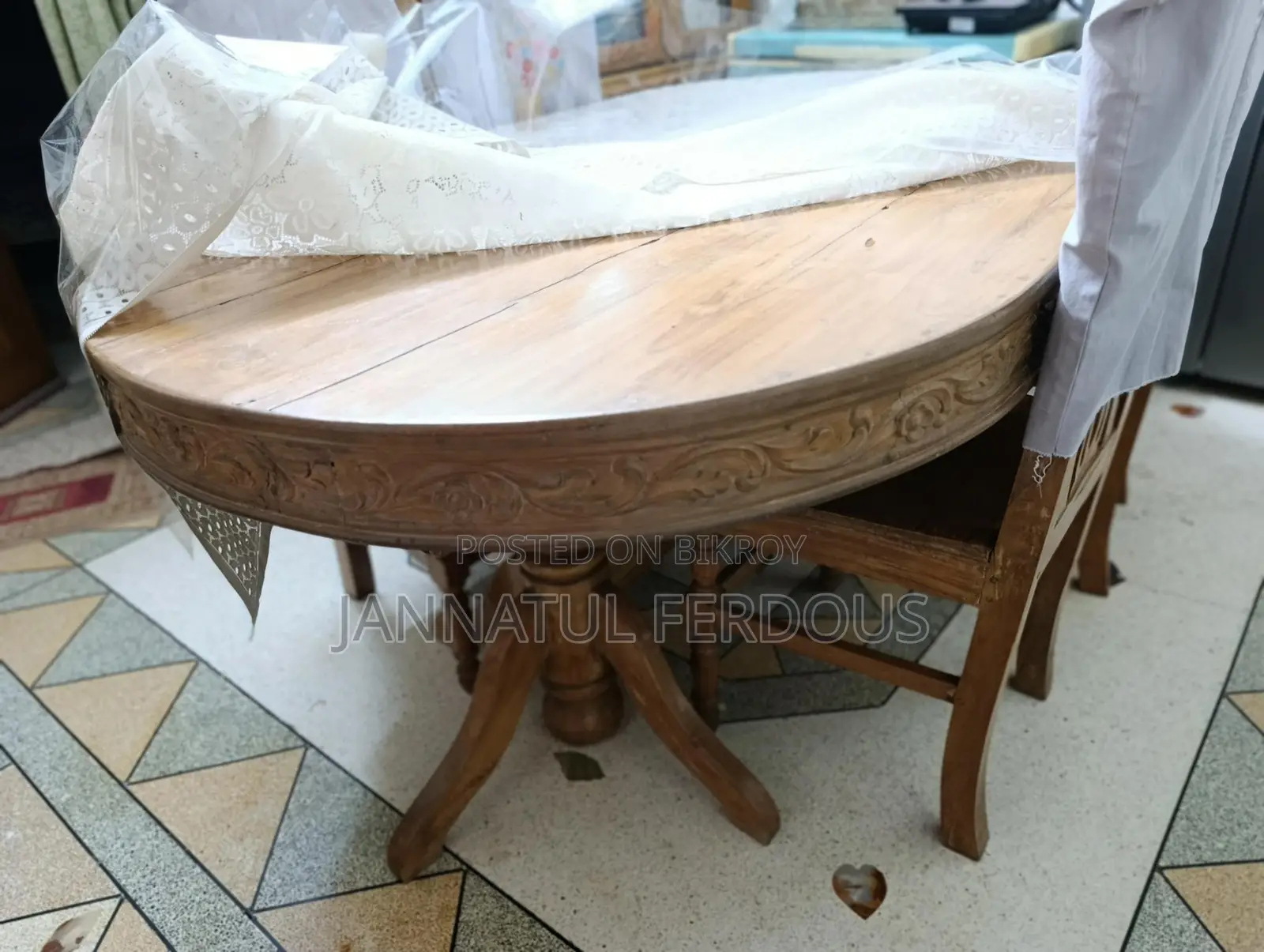 4 chairs and table