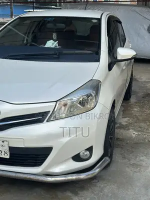 Toyota Vitz . 2011