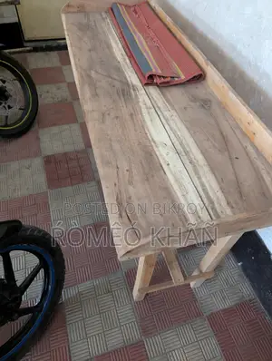 Study table that can also be used in shops