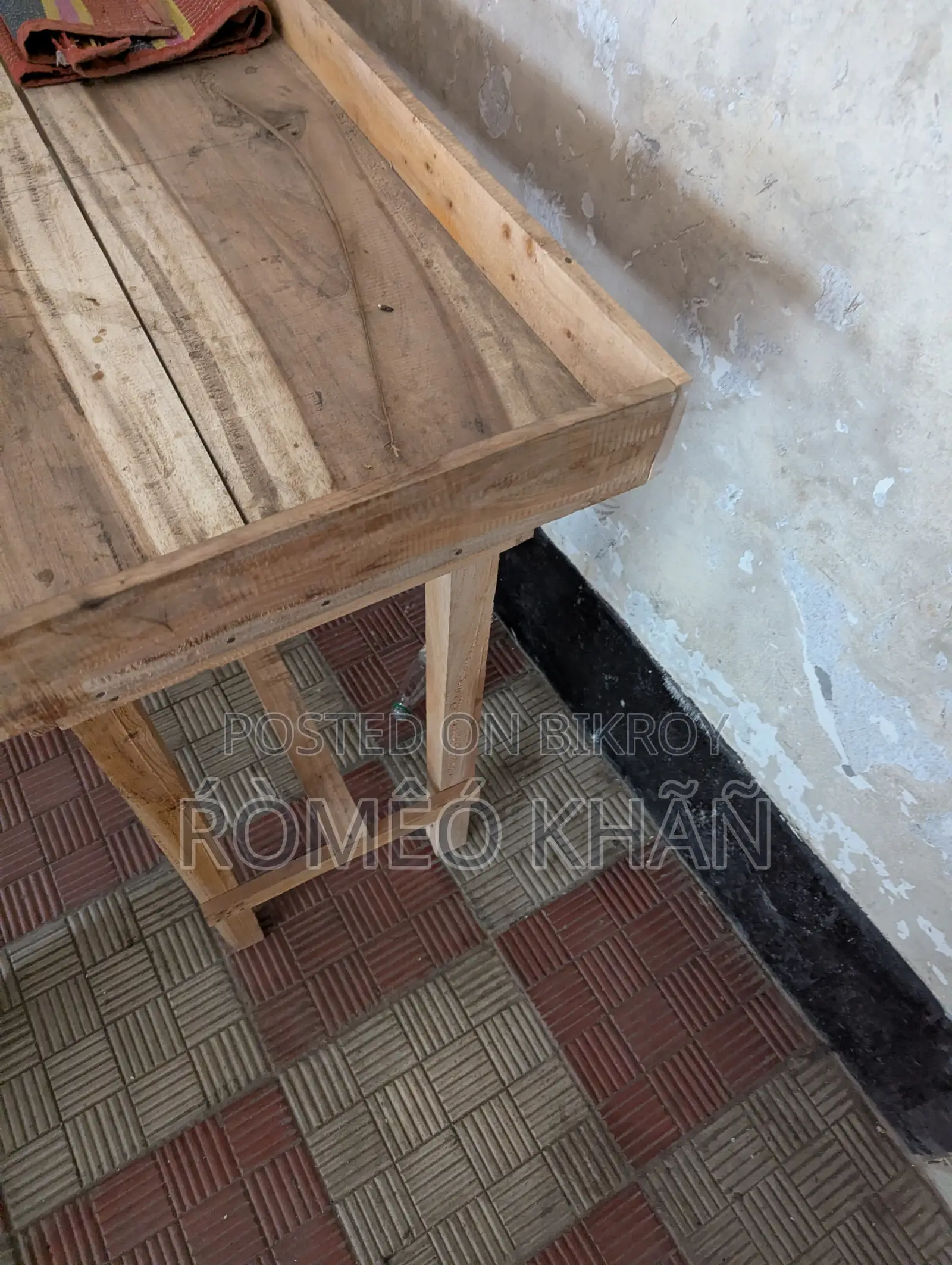 Study table that can also be used in shops