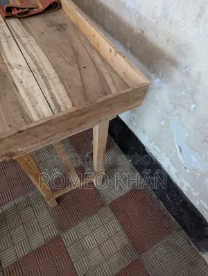 Study table that can also be used in shops
