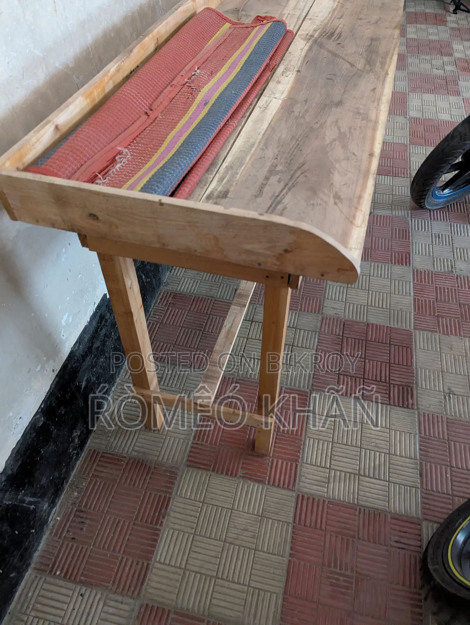Study table that can also be used in shops