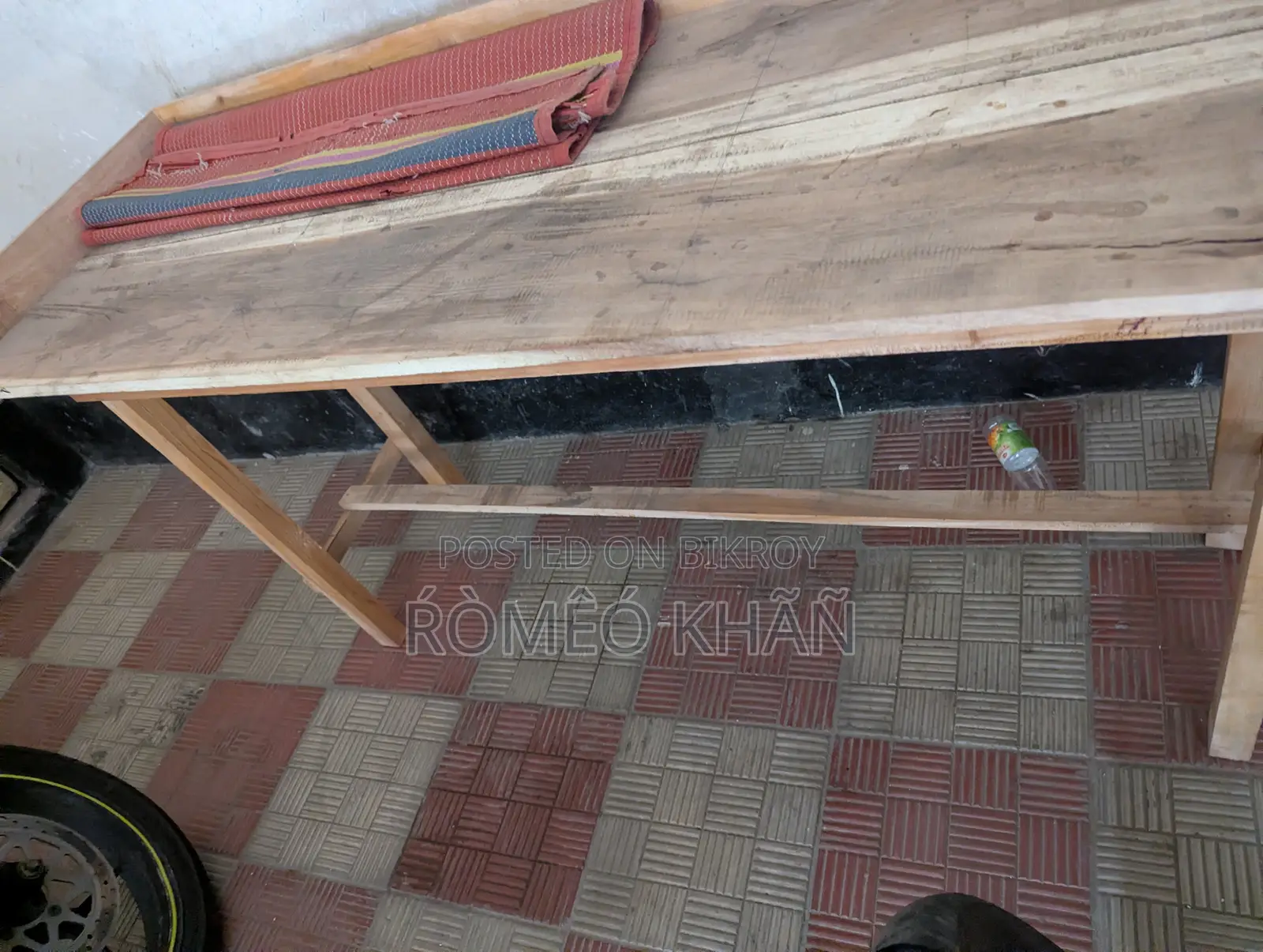 Study table that can also be used in shops