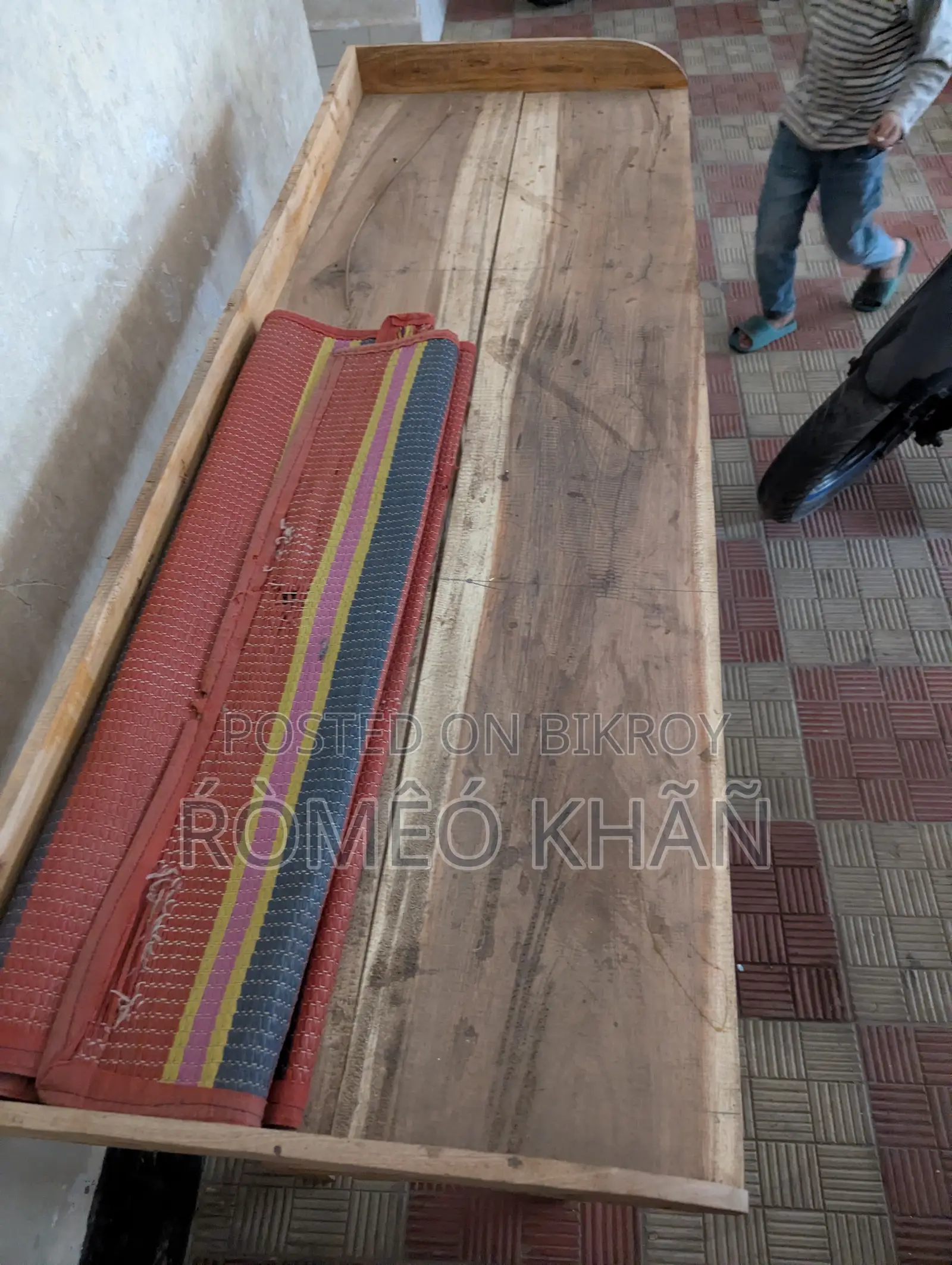 Study table that can also be used in shops