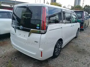 Toyota Esquire Hybrid Gi Premium 2020