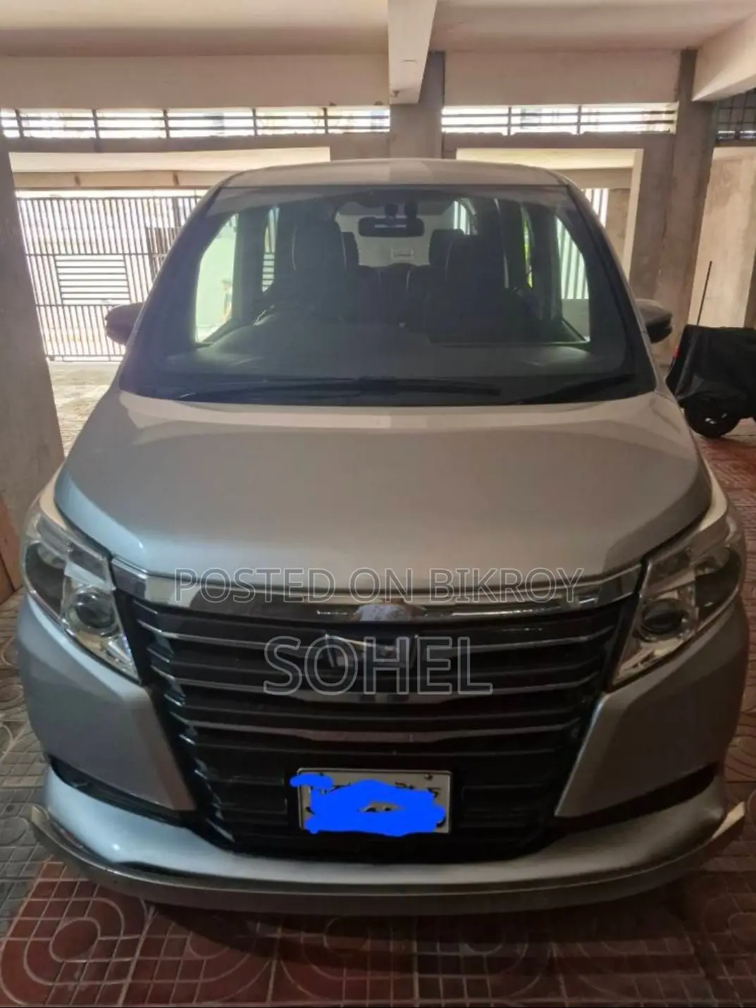 Toyota Noah Hybrid 2014