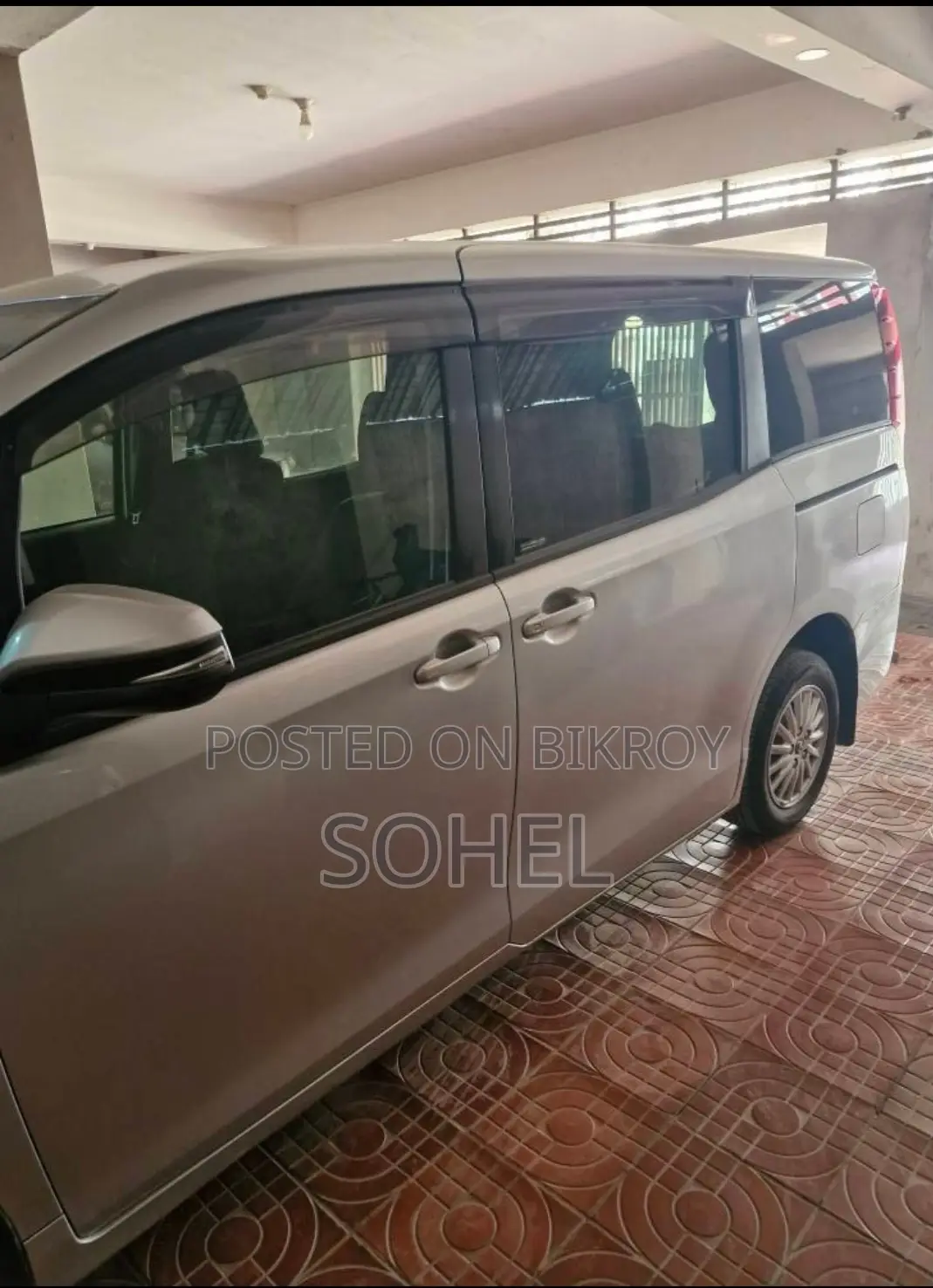 Toyota Noah Hybrid 2014