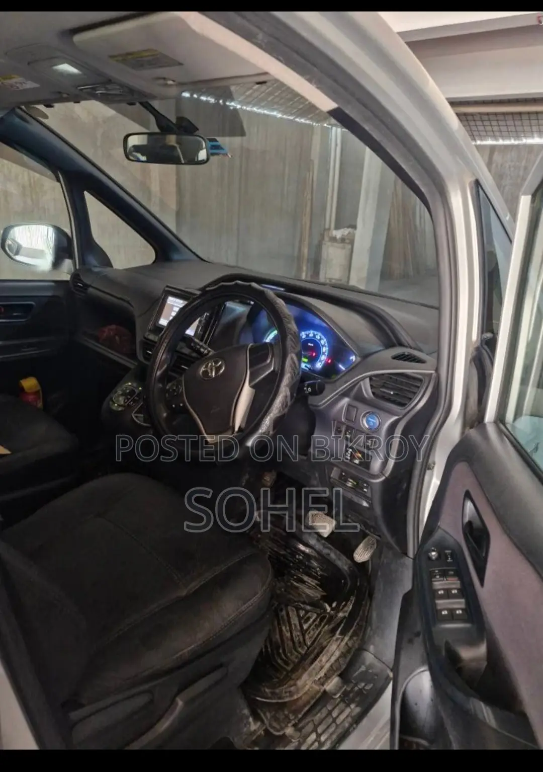 Toyota Noah Hybrid 2014