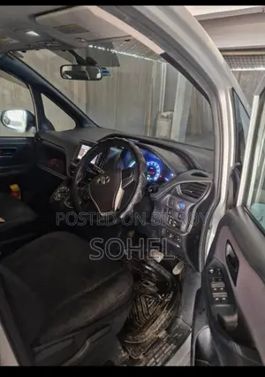 Toyota Noah Hybrid 2014