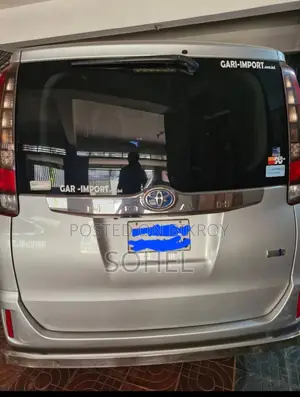 Toyota Noah Hybrid 2014