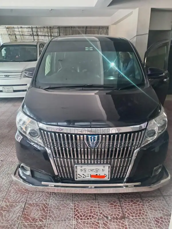 Toyota Esquire hybrid 2015