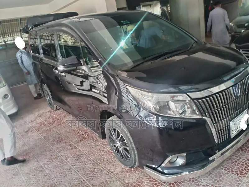 Toyota Esquire hybrid 2015