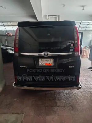 Toyota Esquire hybrid 2015