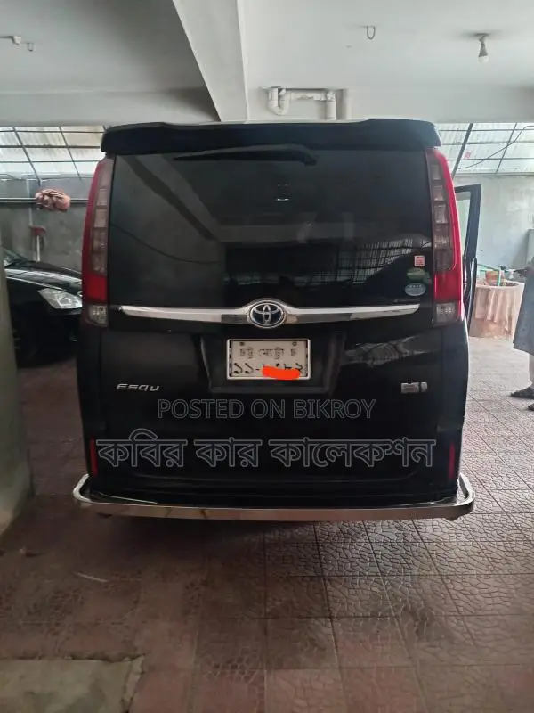 Toyota Esquire hybrid 2015