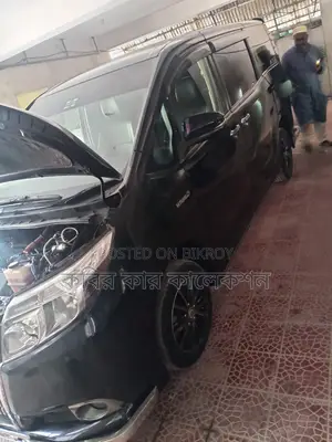 Toyota Esquire hybrid 2015