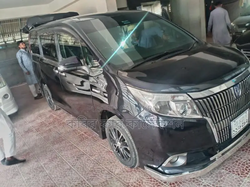 Toyota Esquire hybrid 2015