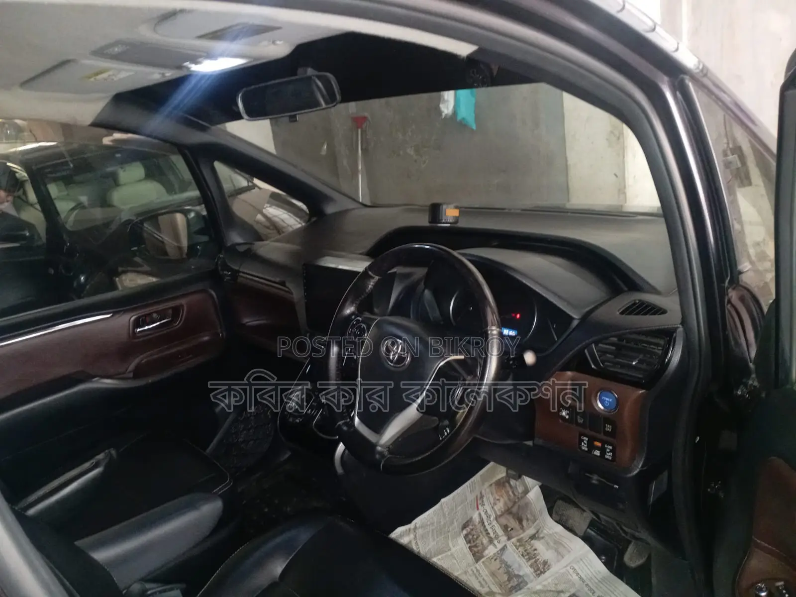 Toyota Esquire hybrid 2015