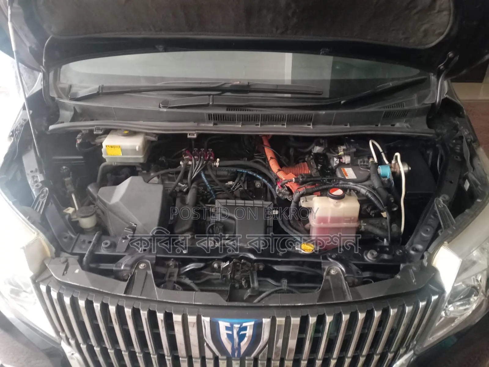 Toyota Esquire hybrid 2015