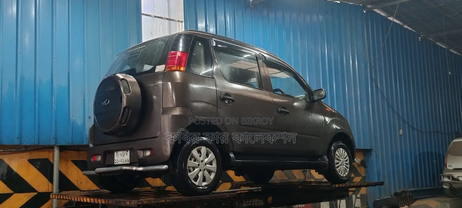 Mahindra Quanto gray 2015